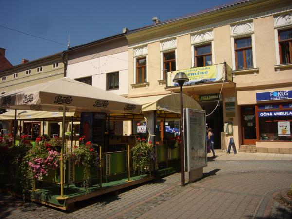 Zahrádka před Pizza Bomba